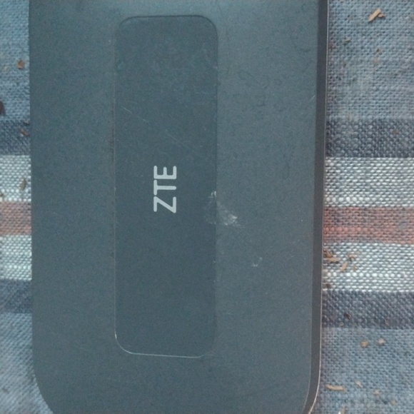 4G LTE Black Portable Wi-Fi Router - Picture 2 of 3